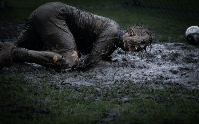 Waarom af en toe trainen op een slecht grasveld juist positief is